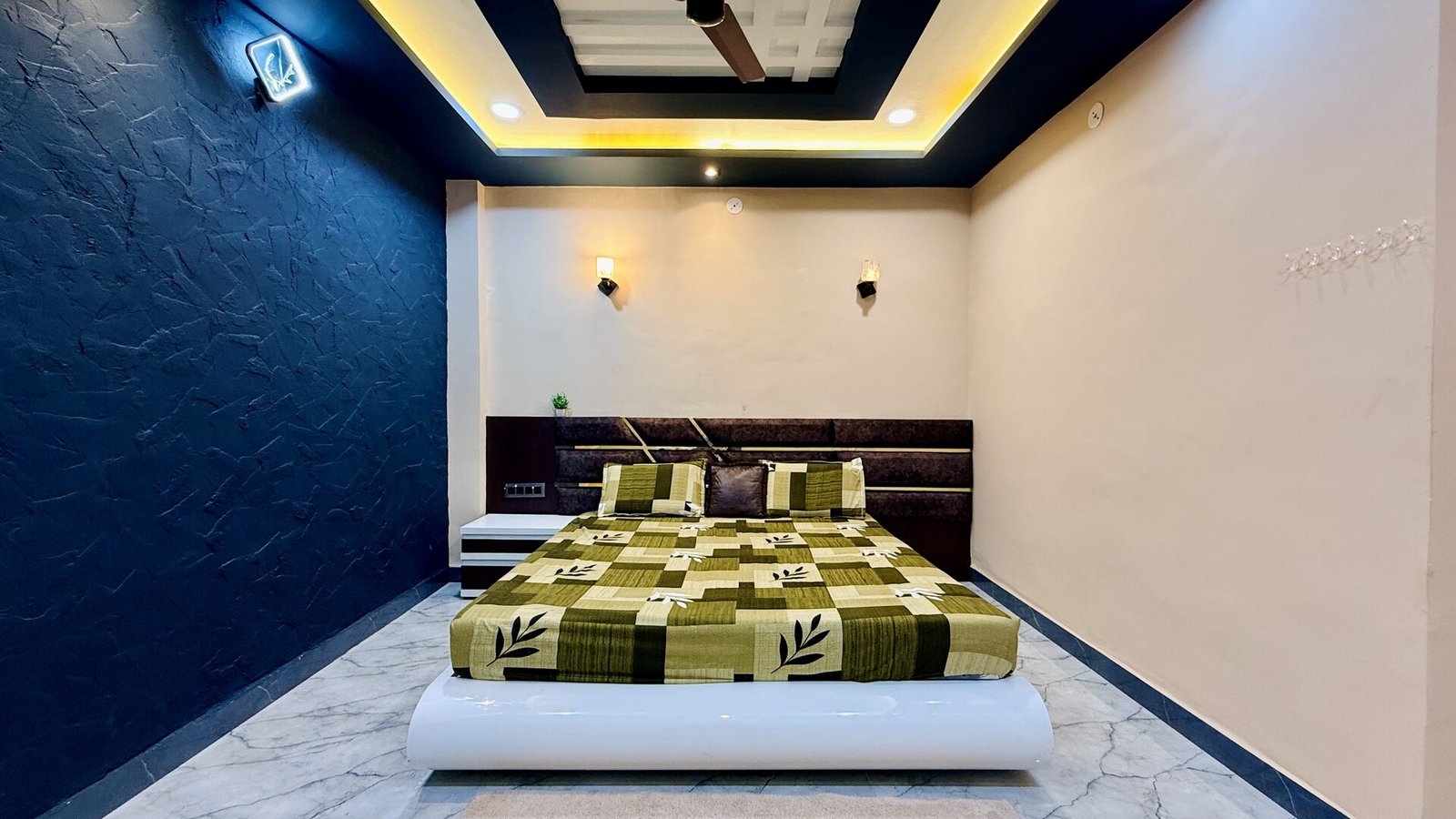 Double Bed AC room interior at Manu Family Guest House